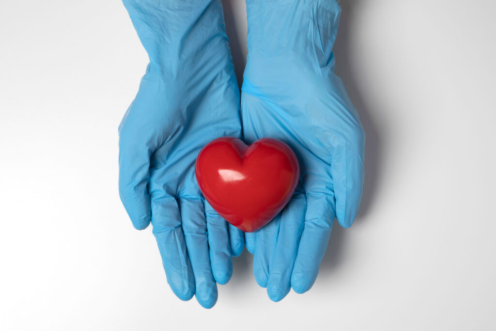 manos sosteniendo corazon donacion sangre