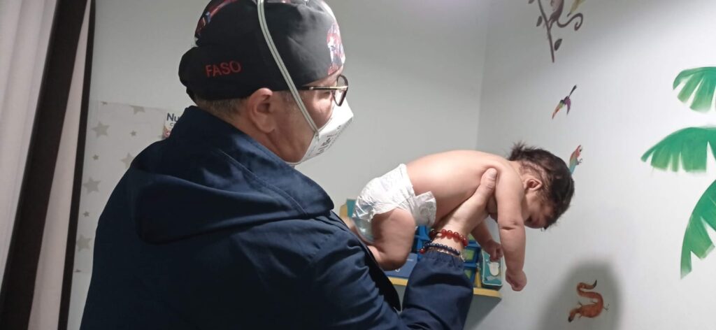 medico pediatra anas wayuu pesando bebe